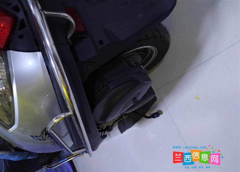 踏板摩托车